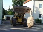 2005.05.25 - Aufstellung Findling im Rosengarten